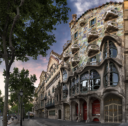  Barcelone, Kengo Kuma revisite la Casa Batll de Gaud  avec un rideau d'aluminium